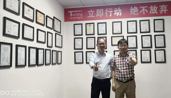 蝌蚪网站在线观看連接器與東健宇領導人鄒東健合影